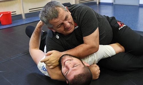 «Тяжёлая неделя». Нурмагомедов показал, как готовится побить Фергюсона