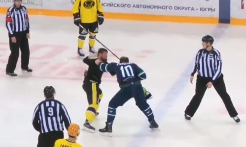 С хоккеиста «Сарыарки» сорвали джерси в ожесточенной драке в матче ВХЛ. Видео
