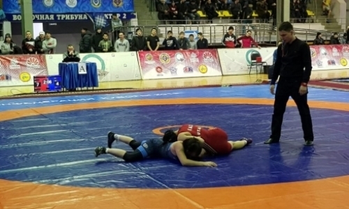 В Караганде проходит республиканский турнир по вольной и женской борьбе