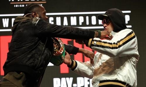 Уайлдер с Фьюри сцепились и устроили горячую потасовку на пресс-конференции перед рематчем. Видео