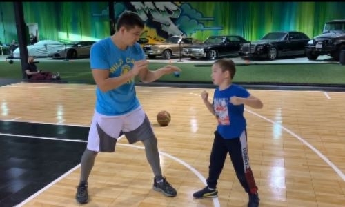 Непобежденный чемпион WBC из Казахстана провел тренировку с сыном. Видео