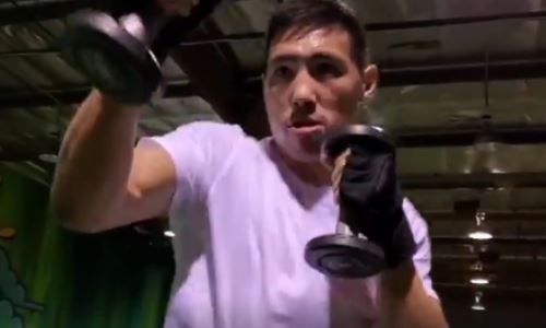 Алимханулы опубликовал видео тренировок на «физику» перед боем с непобежденным американцем