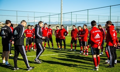 Футболисты «Актобе» отказались слушаться российского тренера из-за «пьяного руководства». Видео