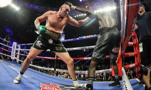 Фьюри облизывал Уайлдера во время боя. Фото