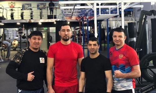 Чемпион WBC, WBA и WBO из Казахстана готовится к следующему бою в Москве