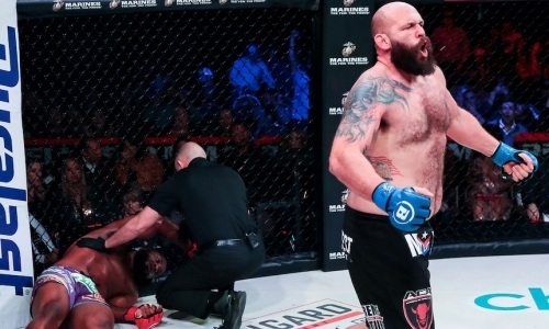 Тяжеловес мощным ударом с правой в челюсть вырубил небитого американца с восемью победами. Видео нокаута