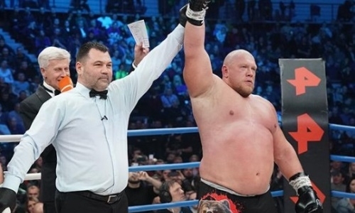 Отсидевший 14 лет за убийство российский боец ММА жуткими ударами по корпусу нокаутировал соперника. Видео