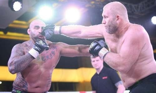 Известный российский боец ММА выдал смачный нокаут — бразилец едва не улетел к зрителям. Видео