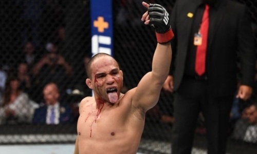 «Волшебник» из UFC пропустил пару мощных ударов и тут же «базукой» в челюсть нокаутировал соперника. Видео