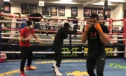 Боксеры из Казахстана начали тренировки в зале Мэйвезера. Видео