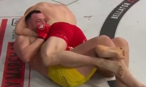 Британец в дебютном бою в Bellator заставил соперника просить пощады. Видео