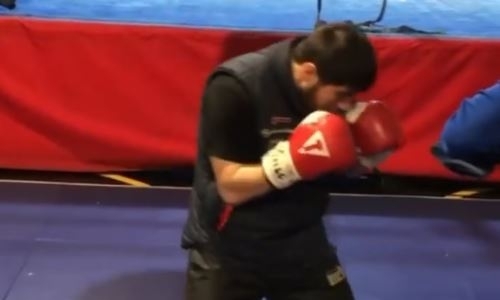 Наставник казахстанского нокаутера показал видео с его тренировок