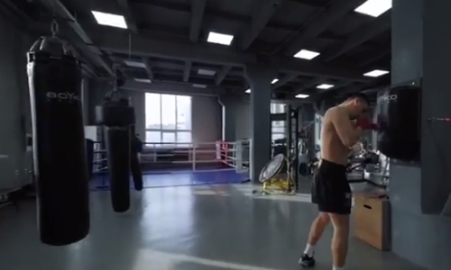 Казахстанский нокаутер показал видео тренировок перед дебютом с бывшим промоутером Головкина