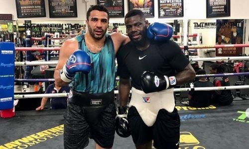 Казахстанский тяжеловес провел спарринг с экс-претендентом на титул чемпиона мира из команды Мэйвезера