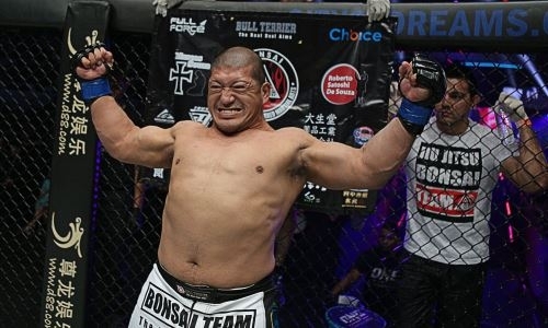 46-летний боец MMA Шрек неожиданно расплакался из-за поражения. Видео