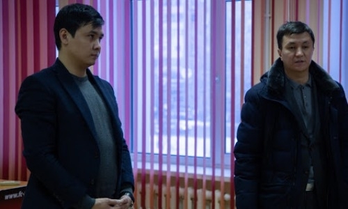 Пьяный руководитель «Актобе» ходил шаткой походкой при поддержке человека на тренировке команды в Турции