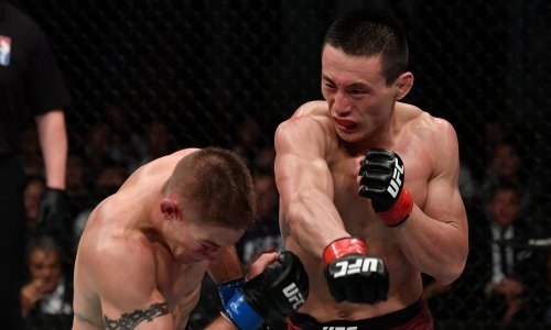 Китаец с правой в челюсть прикончил «Рок-звезду» UFC в первом раунде. Видео нокаута