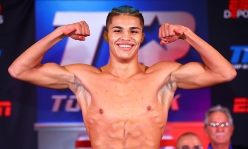 17-летний боксер нокаутировал соперника в агрессивном бою. Видео