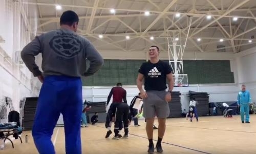 Видео необычной разминки сборной Казахстана на УТС