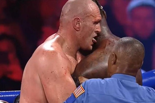 Фьюри облизывал Уайлдера во время боя. Фото