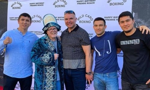 Казахстанские боксеры подарили чапан легендарному тренеру. Фото