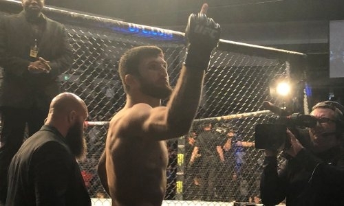 «Мы же не виноваты ни в чём». Стало известно, зачем российский файтер показал американским фанатам неприличный жест на турнире UFC