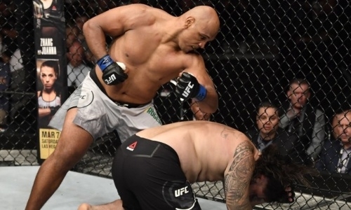 Супертяж из UFC за 88 секунд отправил своего соперника в тяжелый нокаут. Видео