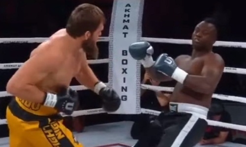 Российский боец UFC заявился в бокс и в первом раунде брутальным нокаутом вырубил африканца. Видео