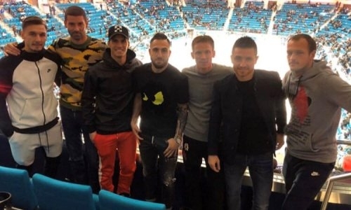 Томасов, Эрич и компания поддерживают «Барыс» в матче с «Металлургом». Фото