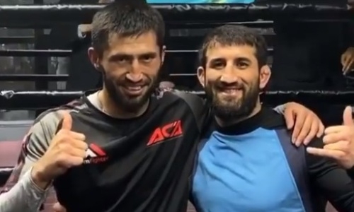 Оспанов и Мирзаев устроили веселую дуэль взглядов перед боем. Видео