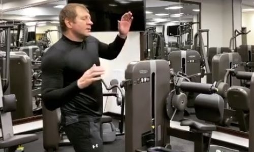 Емельяненко в порыве души станцевал в стиле ван Дамма под «Девочка, танцуй». Видео