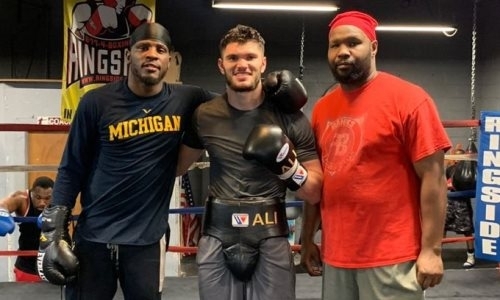 Казахстанский нокаутер из команды Головкина «сразился» с экс-чемпионом мира