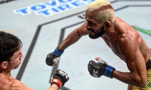 «Бог войны» прямым в челюсть нокаутировал известного бойца UFC, но лишился титула. Видео