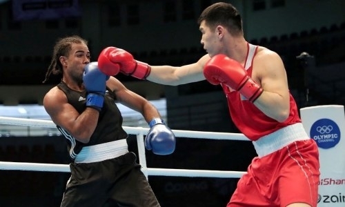 Получал и бил. Видео стартового боя чемпиона мира из Казахстана в олимпийской квалификации по боксу