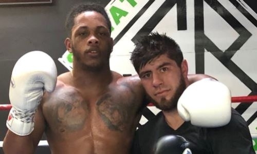 Казахстанский нокаутер проводит спарринги перед боем против соперника с 65 поединками в новом весе