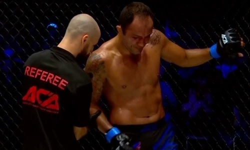 Непобежденный российский боец вывернул сопернику ногу на турнире АСА 105 в Алматы. Видео нокаута
