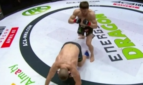 Видео крутого нокаута казахстанца Касымханова в первом раунде на турнире АСА 105