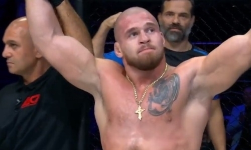 Казахстанский файтер «задушил» россиянина на турнире АСА 105 в Алматы. Видео