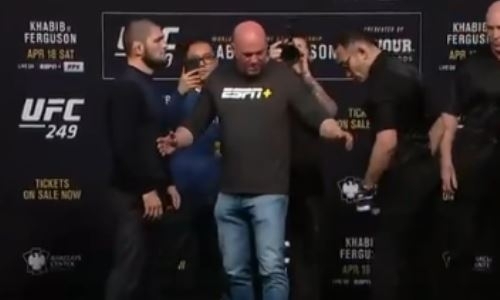 Нурмагомедов пнул пояс Фергюсона на ожесточенной дуэли взглядов перед боем. Видео