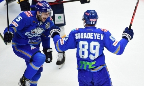 «Лицо опухло из-за удара клюшкой». Форвард «Барыса» разобрал серию с «Металлургом», ответил на разговоры до ее начала и тем, кто нападает вдвоем на одного