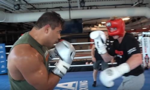 Непобеждённый боец UFC жёстко нокаутировал звезду YouTube после его дебюта в профи-боксе. Видео