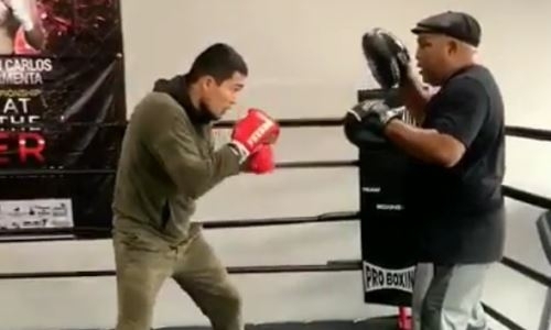 Небитый казахстанский боксер проводит тренировки с известным наставником. Видео