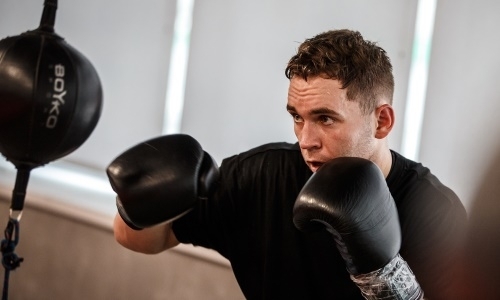 Небитый казахстанский боксер с десятью победами узнал дату следующего поединка