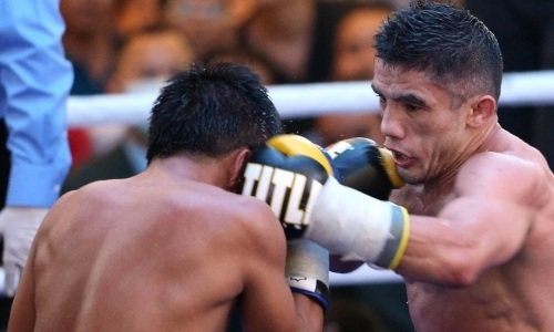 Узбекский боксер устроил избиение в бою за титул WBO. У соперника опухли оба глаза. Фото