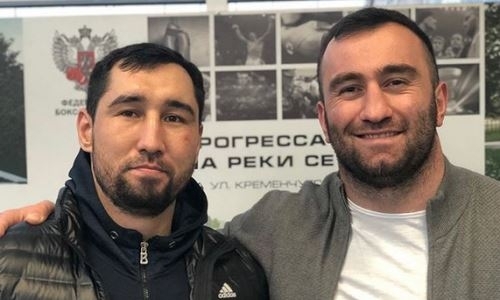Обладатель трех титулов из Казахстана встретился с экс-чемпионом мира в Москве