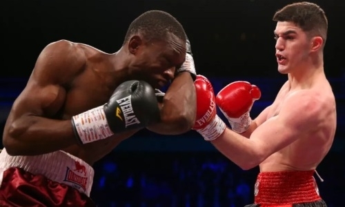 По печени и в голову. «Медведь» без вариантов приговорил африканского боксера. Видео нокаута