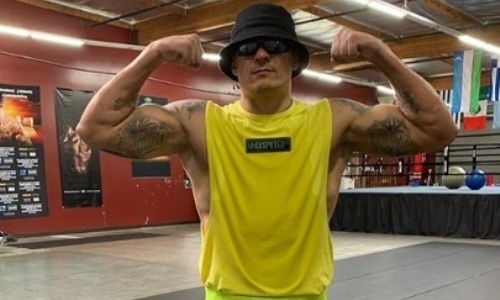 Александр Усик показал своим фанатам настоящий цирковой номер. Видео