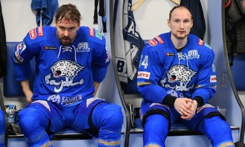 Печаль. Хоккеисты «Барыса» сидят в раздевалке в ожидании своей участи