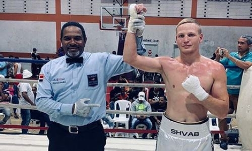 У небитого казахстанского боксера сорвался бой в США