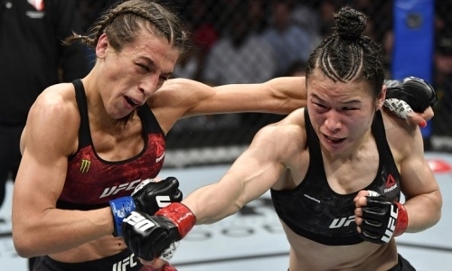 Женщины выдали феерический зрелищный бой за титул чемпионки UFC. Видео